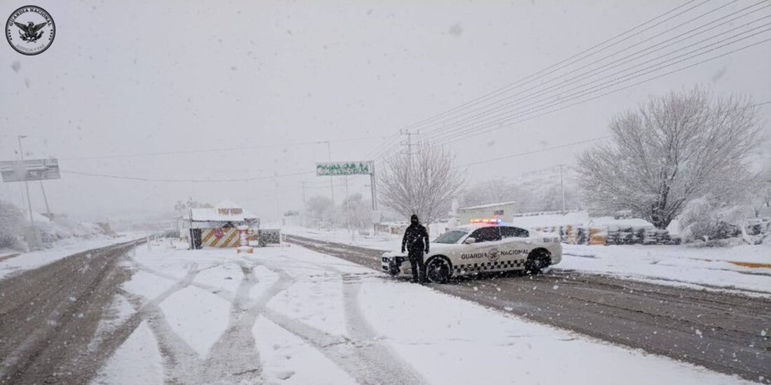 Elemento de la Guardia Nacional en medio de la nevada que se registró en Coahuila.