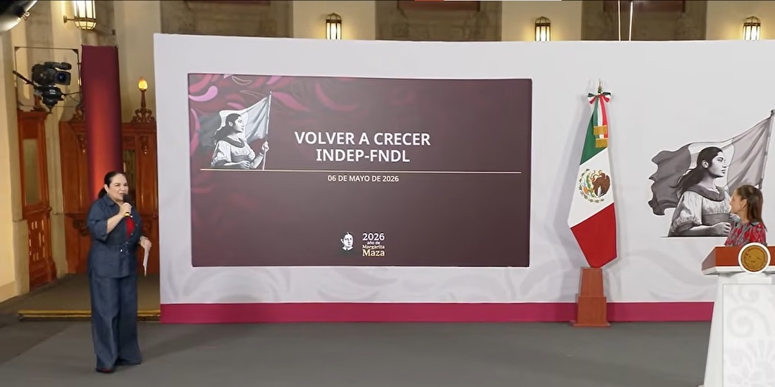 Funcionaria federal en Palacio Nacional.