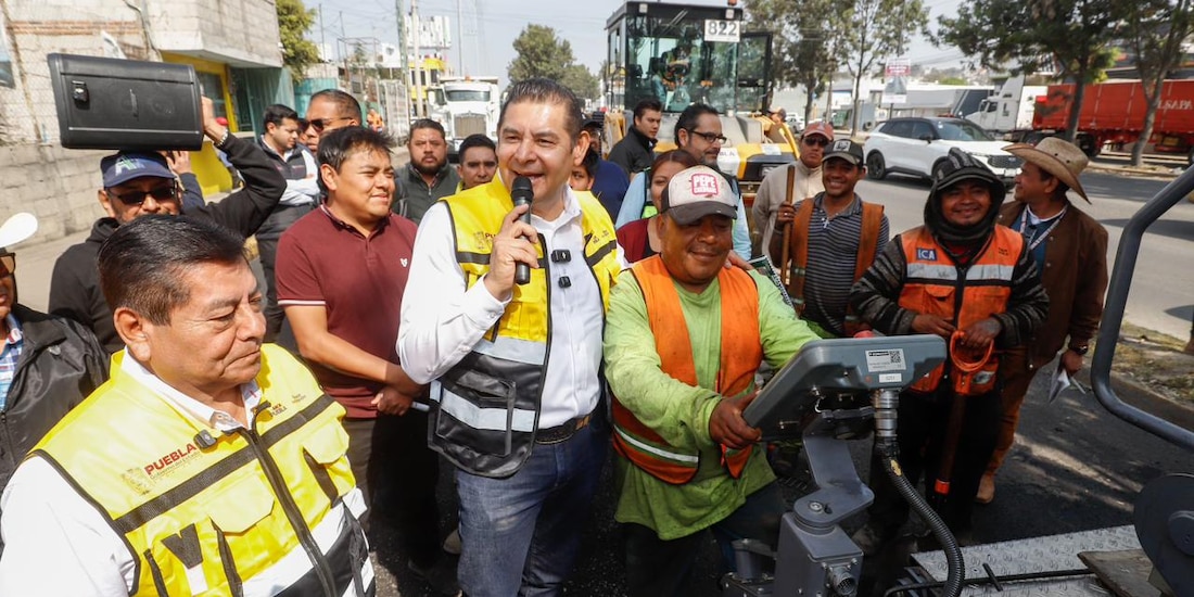 Gobernador de Puebla, Alejandro Armenta, supervisa obras de la carretera Puebla-Tlaxcala.