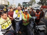 Gobernador de Puebla, Alejandro Armenta, supervisa obras de la carretera Puebla-Tlaxcala.