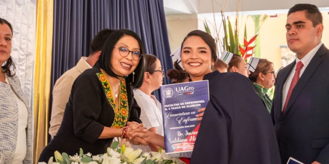 Un total de 211 egresados de la Universidad Autónoma de Guerrero contaron con el padrinazgo institucional de la funcionaria federal en su ceremonia de graduación.