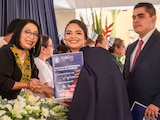 Un total de 211 egresados de la Universidad Autónoma de Guerrero contaron con el padrinazgo institucional de la funcionaria federal en su ceremonia de graduación.