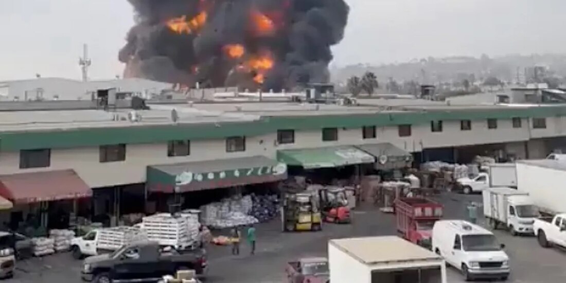 Incendio cerca de la Central de Abastos en Chicoloapan, Estado de México.