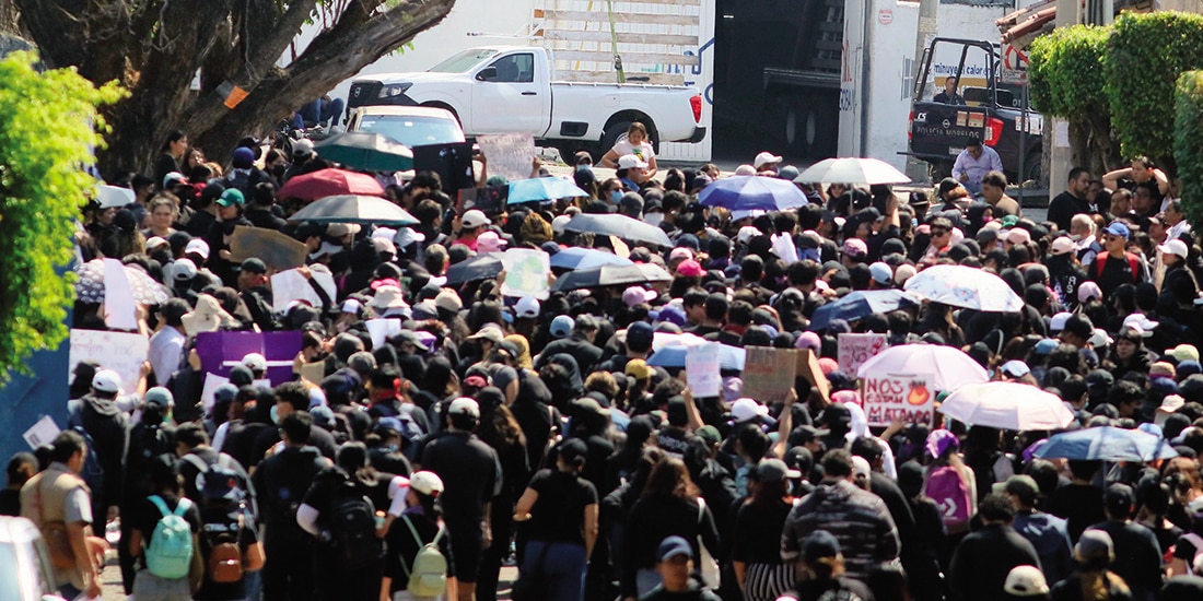 ESTUDIANTES de la Universidad Autónoma del Estado de Morelos, ayer durante una marcha al campus universitario.