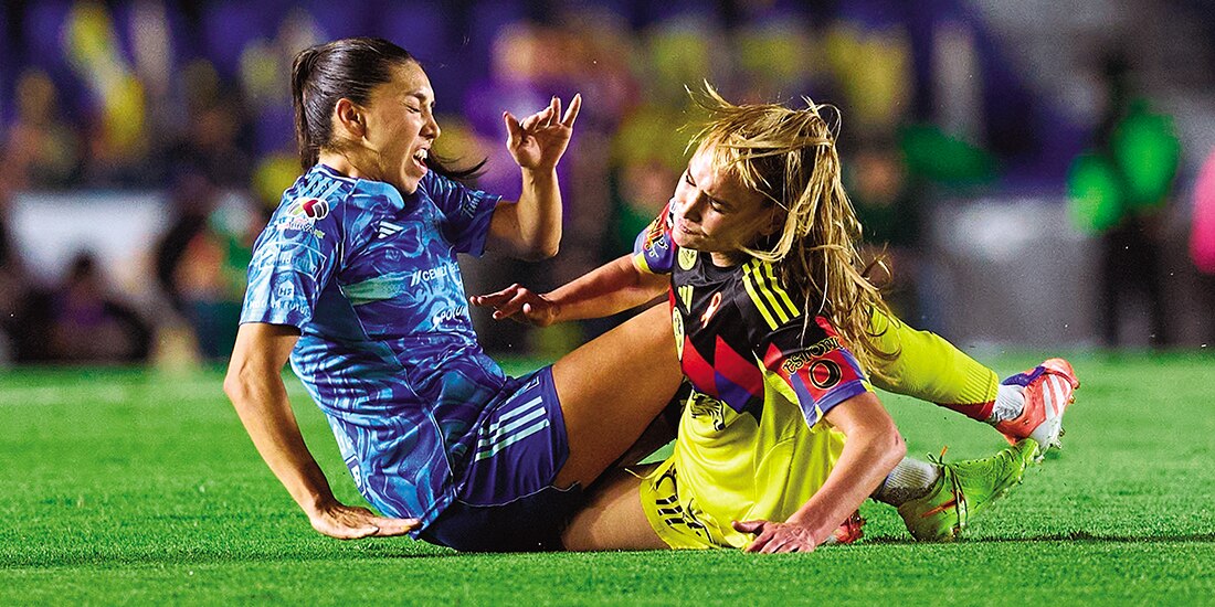 Rodríguez y Karich chocan tras disputar un balón, ayer, en la final.