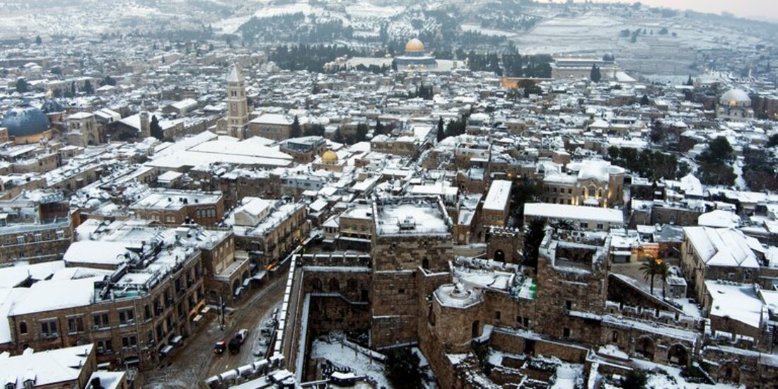 Los techos de la ciudad vieja de Jerusalén cubiertos de nieve..