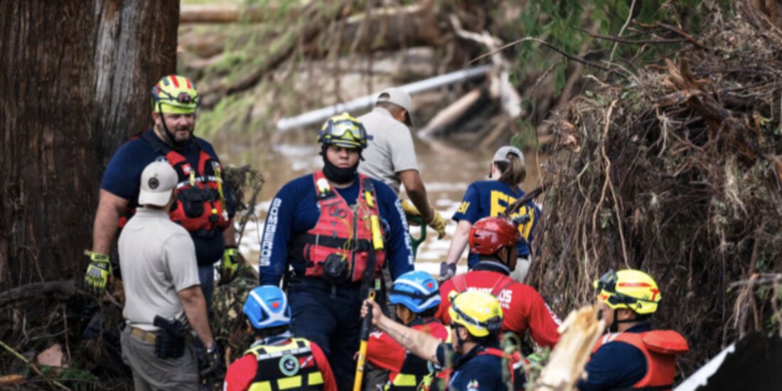 Bomberos de Ciudad Acuña, México, ayudan en los esfuerzos de búsqueda y rescate cerca del río Guadalupe, Texas.