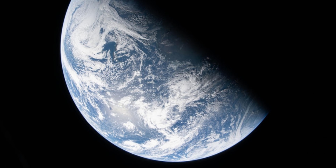 Una vista de la Tierra tomada desde el Orion, nave que se dirige a la Luna como parte de la misión Artemis II.