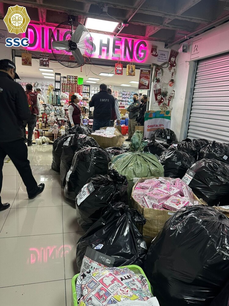 Las autoridades aseguraron productos falsos en la Plaza Izazaga 89.