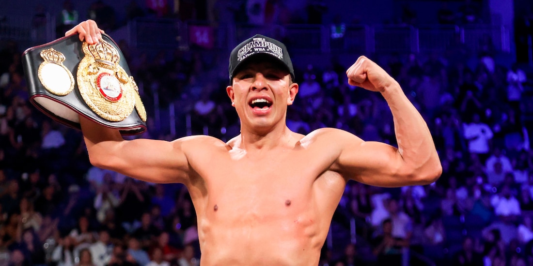 Jaime Munguía festeja su victoria sobre José Armando 'Toro' Reséndiz en Las Vegas, Nevada.