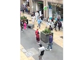 Momento en el cual cerca de una decena de sujetos golpea a dos uniformados, ayer, en el Centro Histórico.