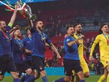 Futbolistas italianos celebran su título, ayer, en Wembley