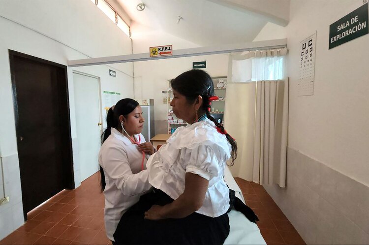 Se criticaron los recortes al sector salud y el desmantelamiento de programas como el Seguro Popular, y se subrayó la necesidad de políticas públicas sólidas y una atención universal.