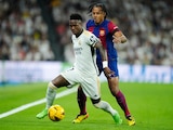 Vinícius cubre el balón ante la marca de Jules Koundé en el clásico entre Real Madrid y Barcelona.