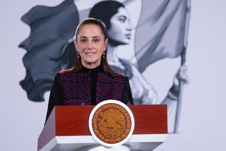 La Presidenta Claudia Sheinbaum Pardo encabeza la conferencia matutina "Las mañaneras del pueblo" en Palacio Nacional.