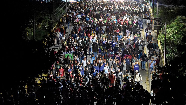 Migrantes caminan de noche por Tapachula, Chiapas, el 1 de enero.