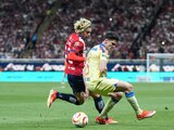 Cade Cowell de Chivas pelea por el balón con Israel Reyes de América durante la ida de las Semifinales del Torneo Clausura 2024 Liga MX en el Estadio Akron