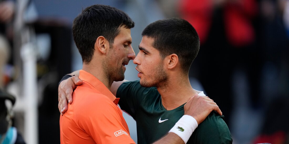 Novak Djokovic, izquierda, saluda a Carlos Alcaraz en la semifinal del Mutua Madrid Open.