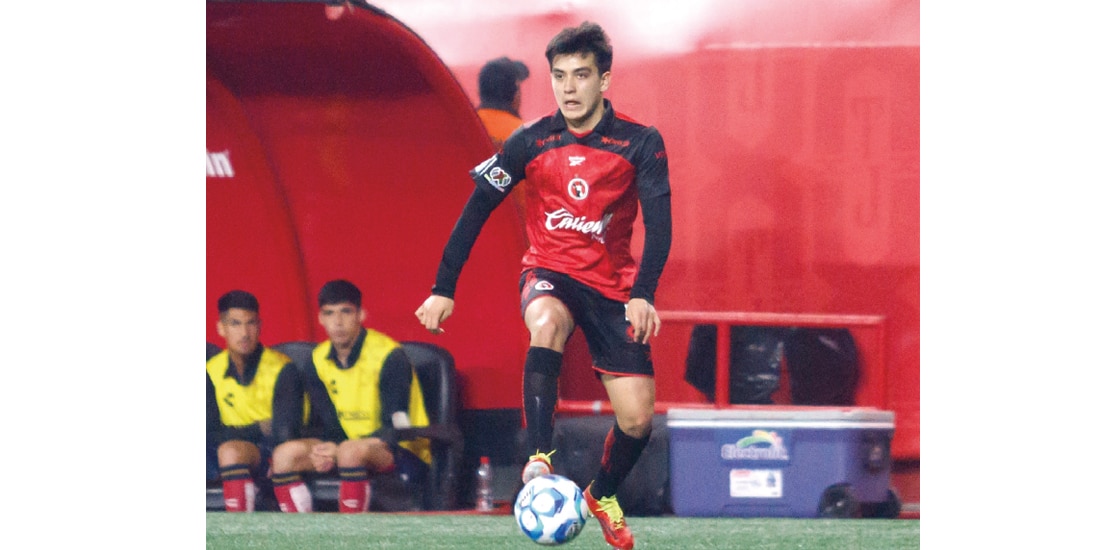 Mora conduce el balón en el Xolos vs. Atlético de San Luis del pasado 17 de enero.