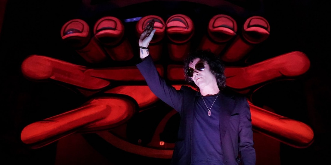 El cantante español Enrique Bunbury ofreció conferencia para dar detalles sobre su más reciente libro titulado "La Carta".