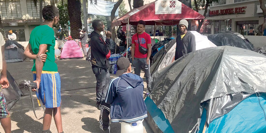 Los instalados en la plaza son en su mayoría haitianos.