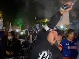 Aficionados del Cruz Azul celebran en el Ángel de la Independencia.