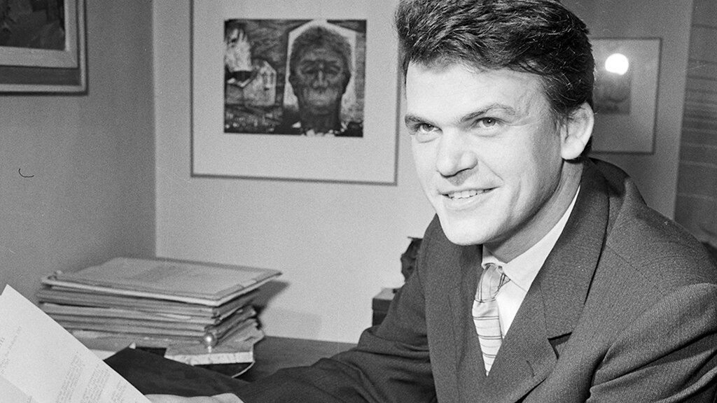 Milan Kundera (1929-2023), en Praga, 1963.