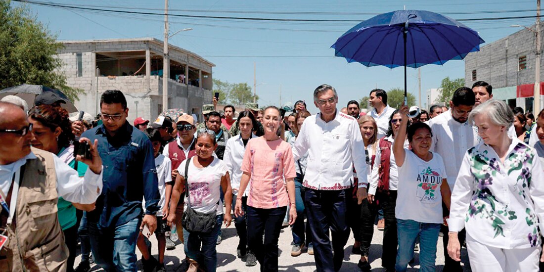 La Presidenta y el gobernador de Tamaulipas Américo Villareal visitan colonias afectadas por inundaciones, ayer.