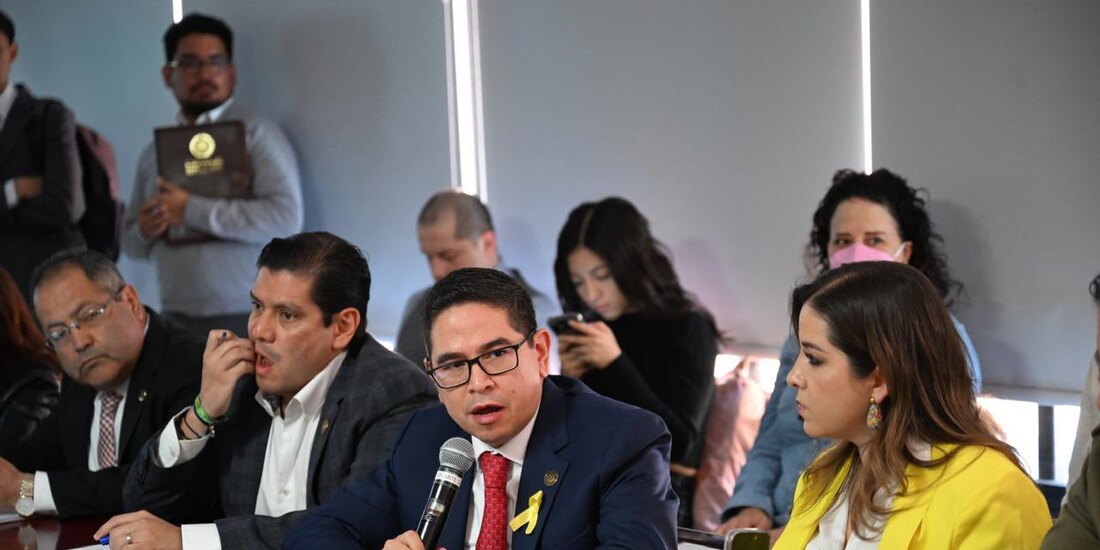 Daniel Chimal, diputado del PAN (c.), en reunión, en diciembre del 2024.