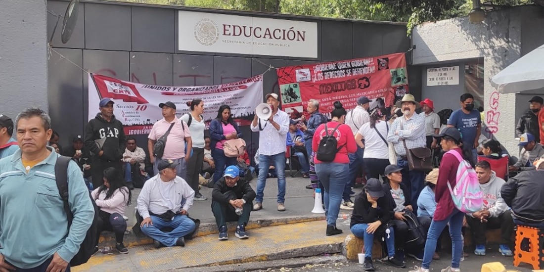 Manifestación de maestros de este miércoles en la SEP de la Avenida Universidad.