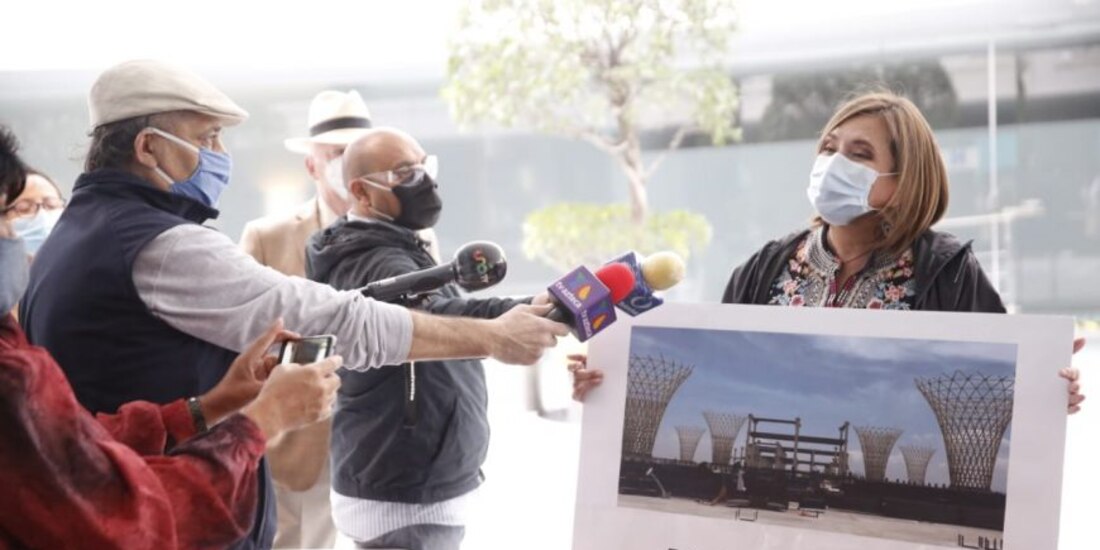 La legisladora panista Xóchitl Gálvez presentó una denuncia ante la SFP por la adjudicación del contrato a Grupo Gilbert, en julio pasado.