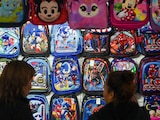 Advierten de riesgos por mochilas pesadas y estrés
