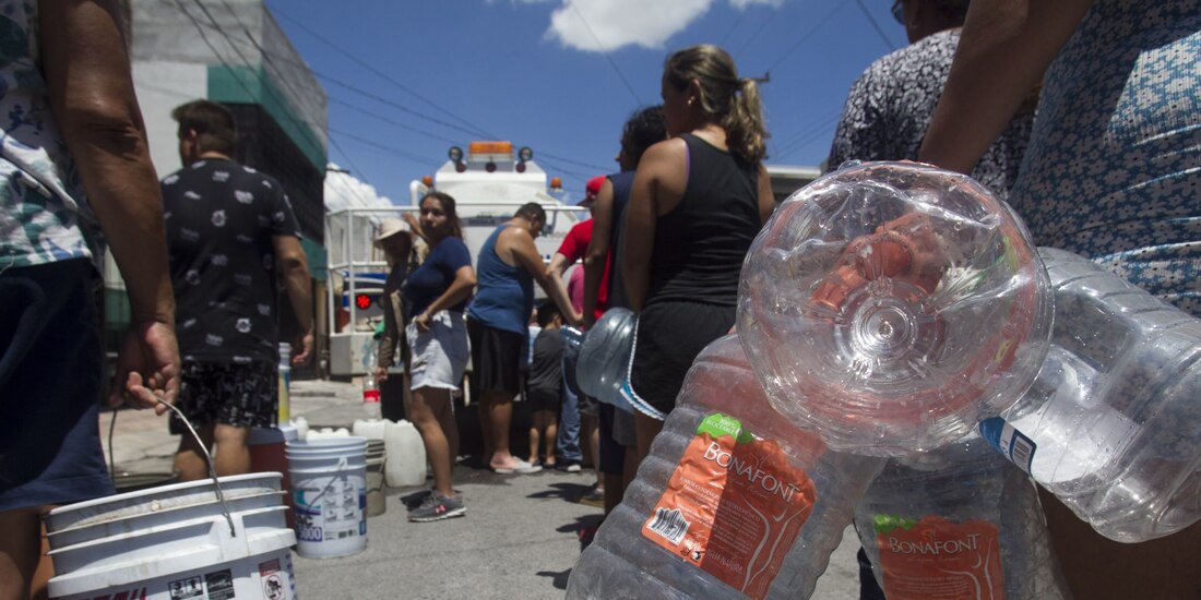 Por segundo día consecutivo, ayer se registraron filas frente a tinacos comunitarios en la capital del estado, debido a la crisis del agua que cumplió cuatro días.