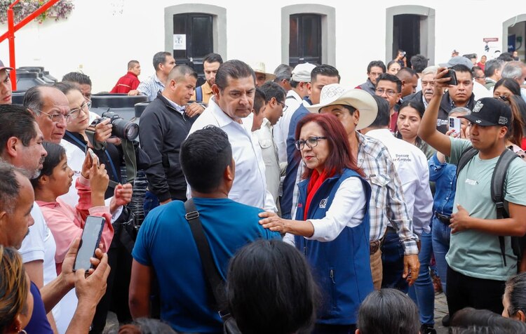 El gobernador Alejandro Armenta y la coordinadora Leticia Ramírez Amaya escuchan las peticiones de las familias damnificadas en Tlacuilotepec, Sierra Norte de Puebla.
