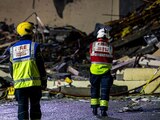 El cuerpo de bomberos entre los escombros en Saint Helier, en la isla de Jersey