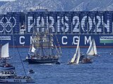 El Belem, el velero de tres mástiles con la llama olímpica se acerca al puerto de Marsella, Francia