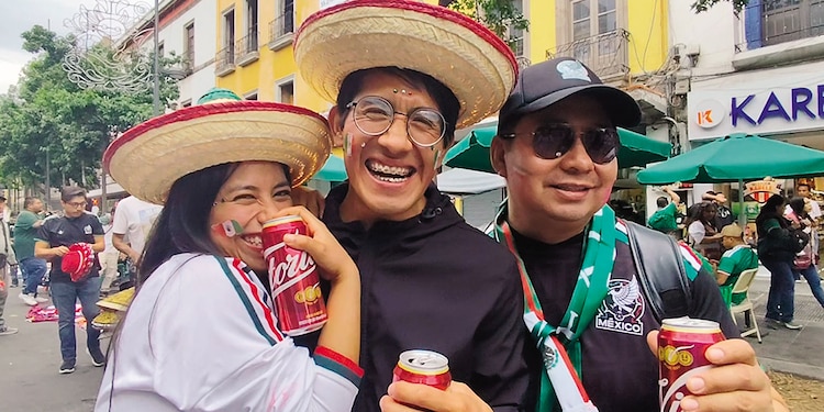 Jóvenes y adultos disfrutaron del alcohol en el Centro Histórico.