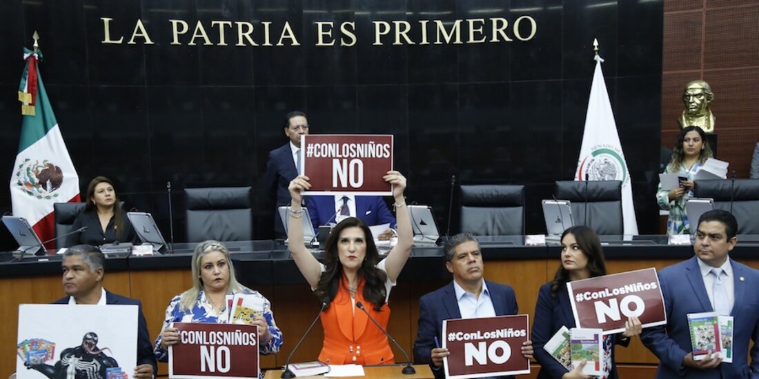 Legisladores exhibieron letreros con la leyenda #ConlosNiñosNo, ayer, en sesión.