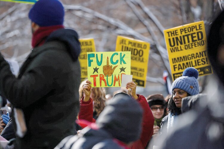 Con mantas y hasta con una figura de cartón de Trump protestan en Washington contra el plan de deportación masiva.