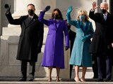 El presidente electo Joe Biden, su esposa Jill Biden y la vicepresidenta electa Kamala Harris y su esposo Doug Emhoff llegan a las escaleras del Capitolio de los Estados Unidos para el inicio de las ceremonias oficiales de inauguración, en Washington, el miércoles 20 de enero de 2021.
