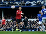 Cristiano Ronaldo persigue el balón durante el partido entre Manchester United y Everton.