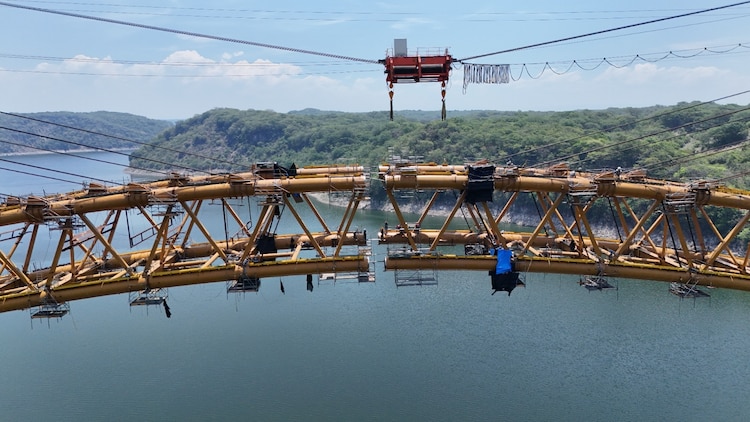 Con una inversión de mil 932 millones de pesos, la estructura de 2 kilómetros agilizará el cruce por la presa La Angostura.