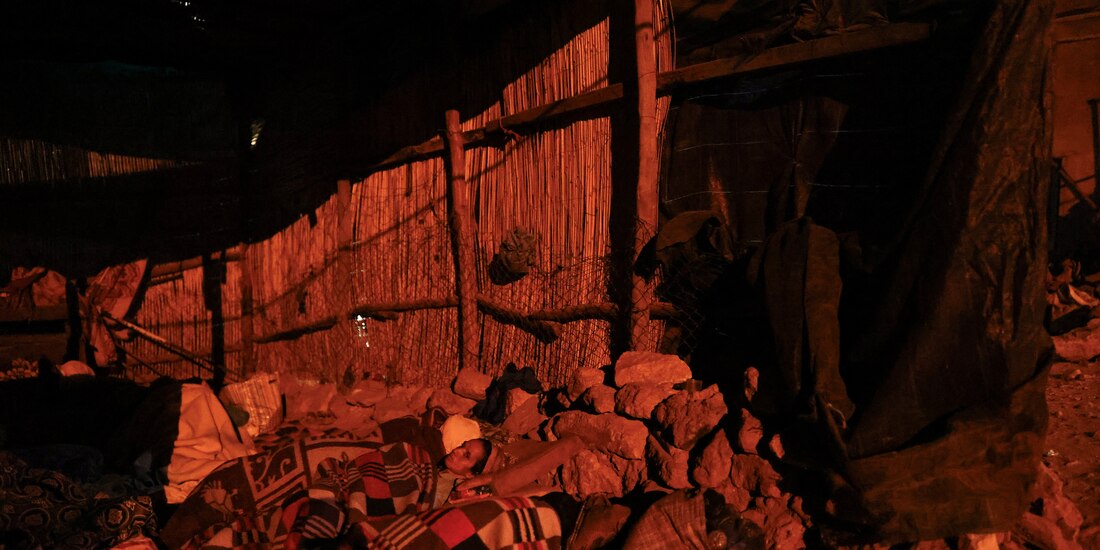 Residentes descansan en la calle en la aldea de Moulay Brahim, en la provincia de Al Haouz, tras un potente terremoto en Marruecos, el 9 de septiembre de 2023.