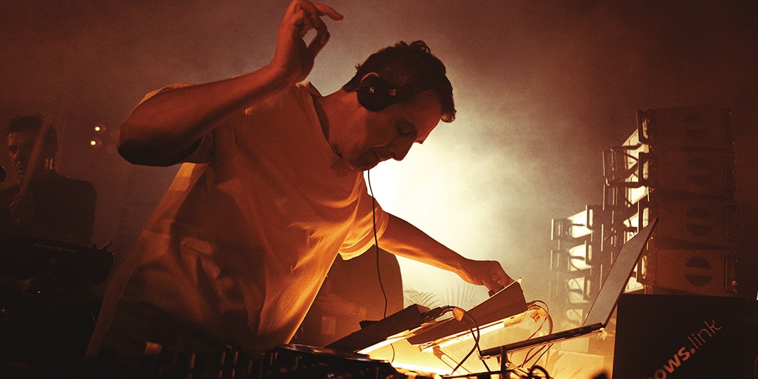 La experiencia incluye más de quince horas de música electrónica.