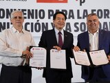El presidente nacional de Morena, Mario Delgado; el secretario de Organización del Partido Socialista Obrero Español (PSOE), Santos Cerdán, y el director del Instituto Nacional de Formación Política de Morena, Rafael Barajas El Fisgón, firmaron un convenio de colaboración.