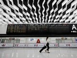 Una ciudadana japonesa camina por el aeropuerto de Narita.