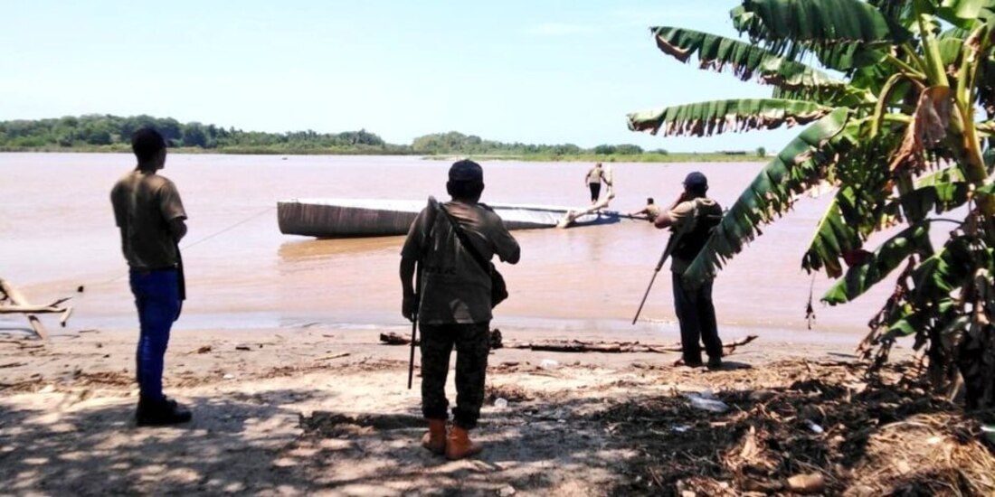 De acuerdo con medios locales, el submarino artesanal mide cerca de 10 metros y está fabricada con fibra de vidrio.