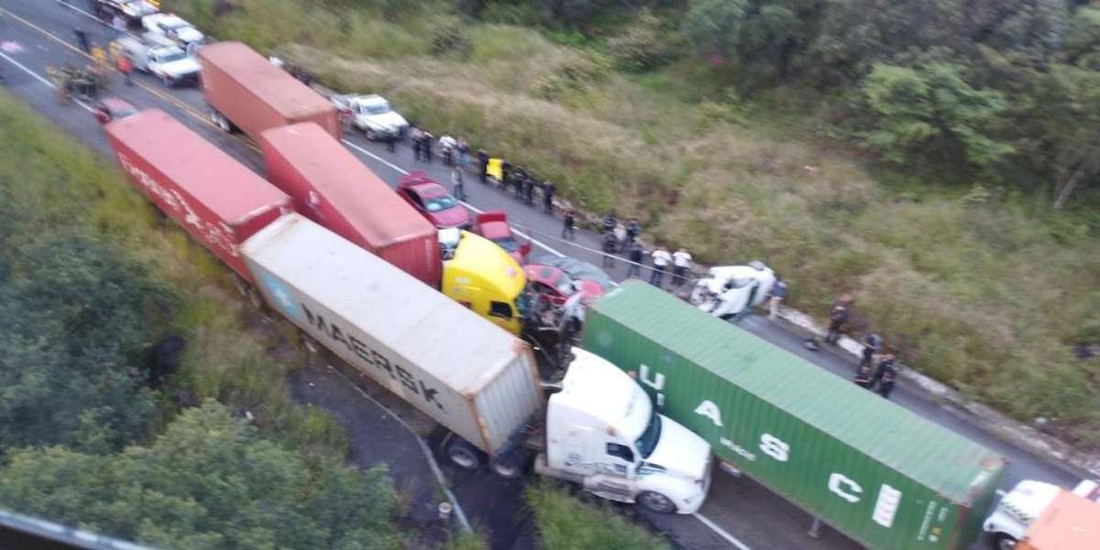 Por la carambola, la circulación fue cerrada en la autopista Siglo XXI.