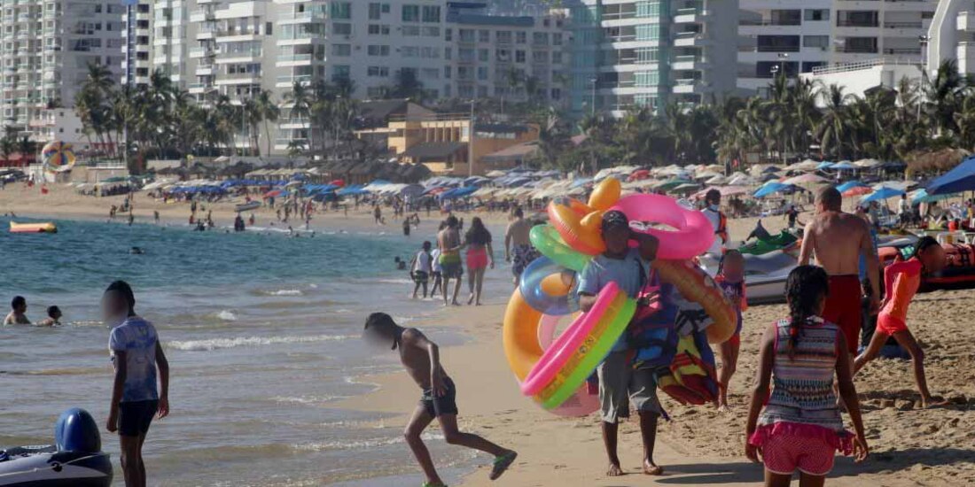 Aumenta presencia de turistas en playas de Acapulco, pese a la pandemia de COVID-19.