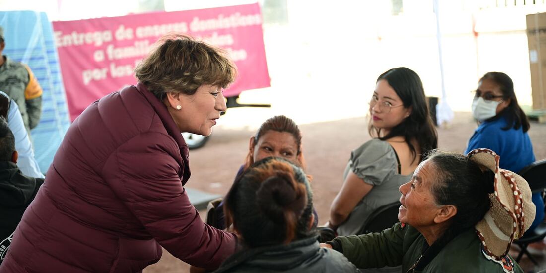 La Gobernadora Delfina Gómez con habitantes de Chalco.